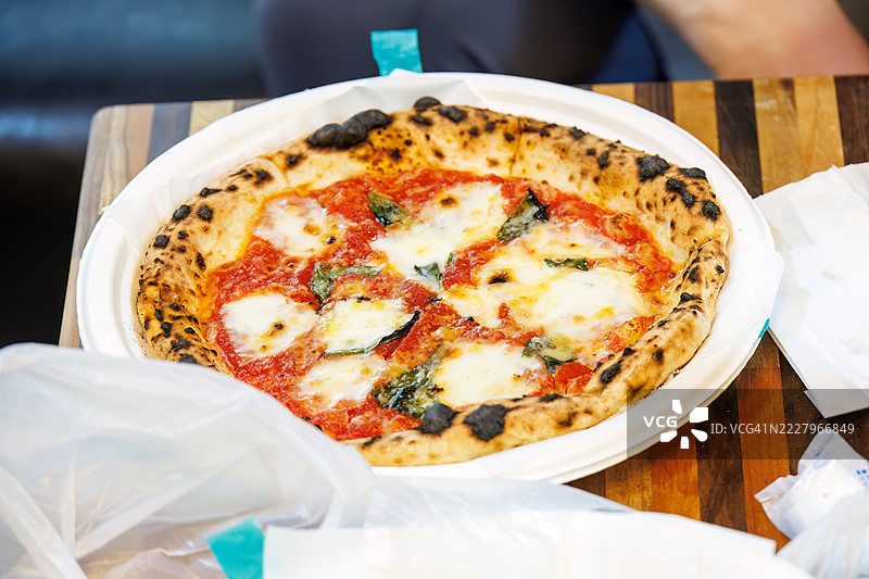 玛格丽塔披萨，配橄榄和凤尾鱼。图片素材