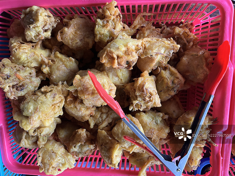 印尼炸蔬菜饼放在塑料篮子里图片素材