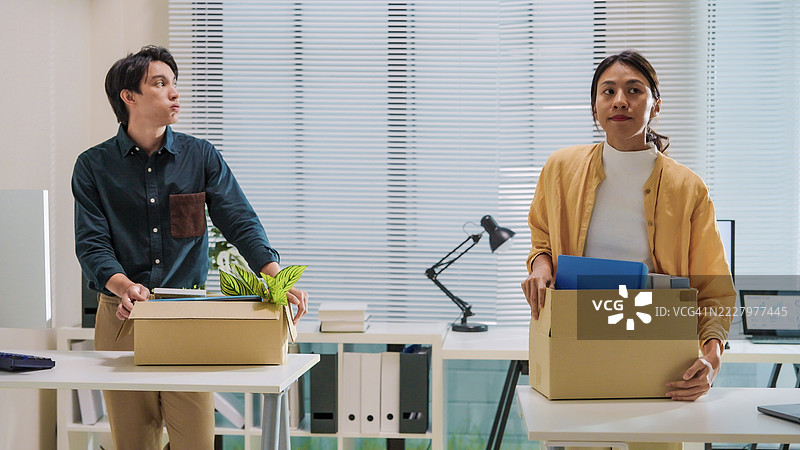 因经济衰退和企业裁员而感到沮丧的被解雇商人同事，公司面临严重的财务问题，失业概念。图片素材