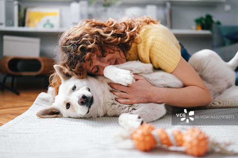 女人在温馨的环境中拥抱她的狗图片素材