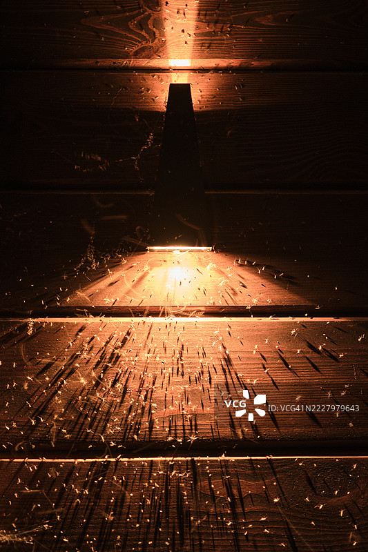 房子墙壁上灯下有很多昆虫。图片素材