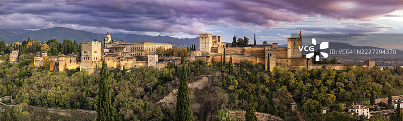格拉纳达阿尔罕布拉宫全景照片，日落时分。图片素材