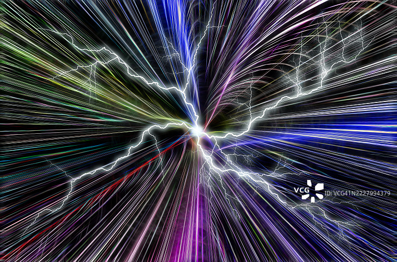 抽象背景，光纤电缆内部的闪电放电传输互联网数据。图片素材