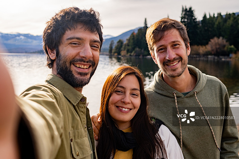 朋友们在阿根廷巴塔哥尼亚拍自拍 - 摄影机视角图片素材