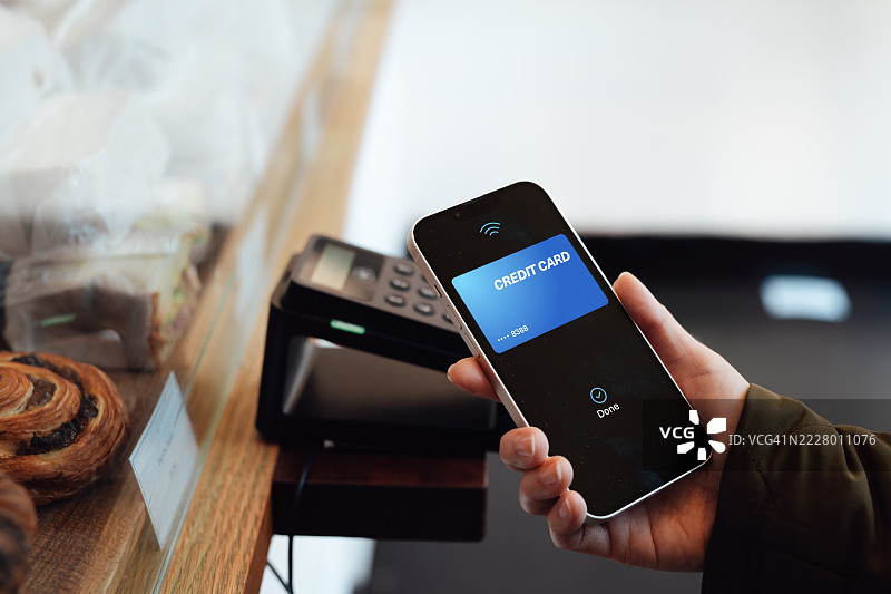 女性手部特写，使用智能手机进行移动支付图片素材