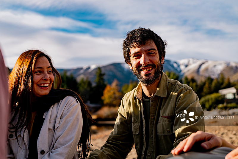 阿根廷巴塔哥尼亚一位中年男子与朋友们的肖像图片素材