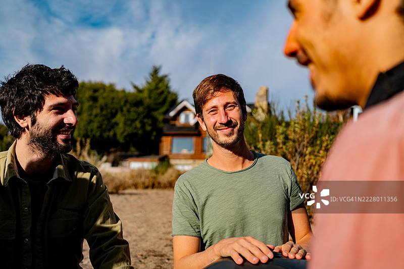 阿根廷巴塔哥尼亚一位成熟男性与朋友们的肖像图片素材