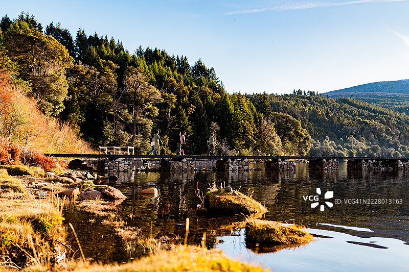 一群朋友在阿根廷巴塔哥尼亚的湖边享受阳光明媚的一天图片素材