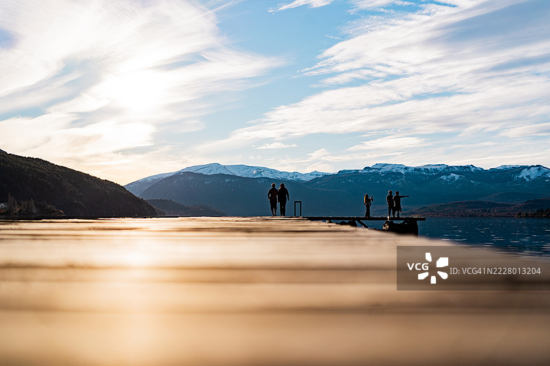 一群朋友在阿根廷巴塔哥尼亚的湖边享受阳光明媚的一天图片素材