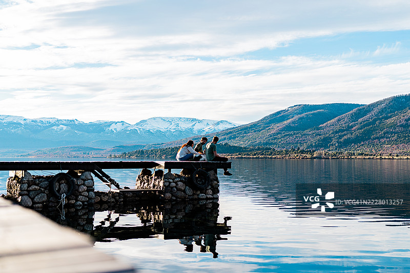 一群朋友在阿根廷巴塔哥尼亚的湖边享受阳光明媚的一天图片素材