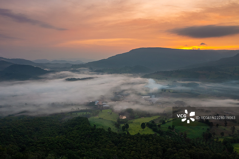 泰国乌泰他尼府Phu Manao早晨雾气缭绕的山脉航拍图图片素材
