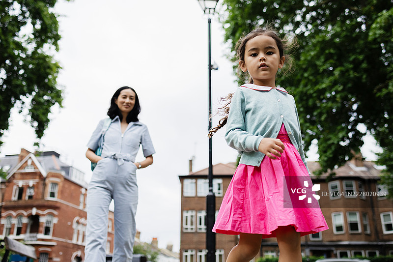 母女在伦敦街头散步图片素材