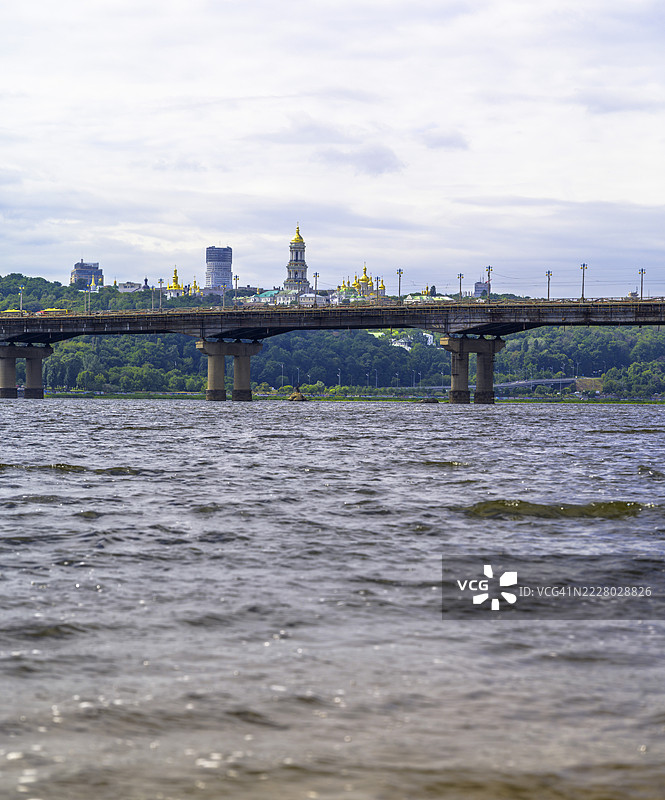 乌克兰基辅佩乔尔斯克修道院与第聂伯河及桥梁图片素材