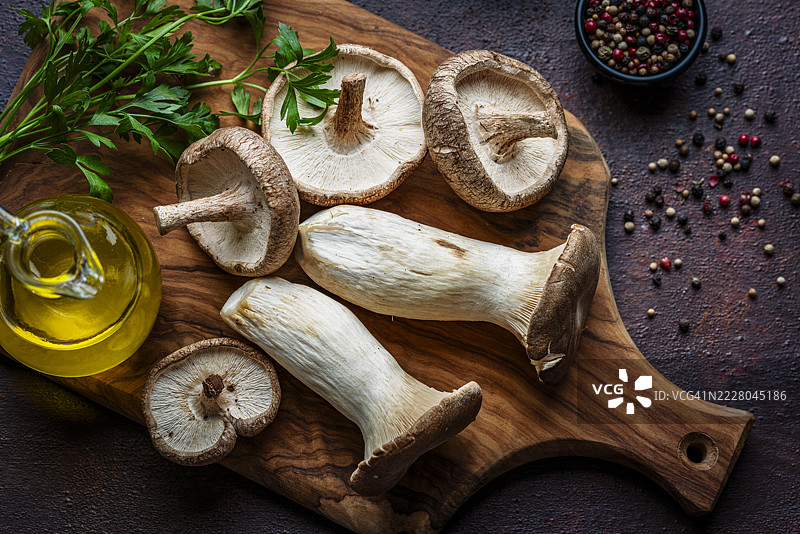 平菇。木屐菇或皇帝菇放在木砧板上。烹饪或准备蔬菜餐。鲜味。图片素材