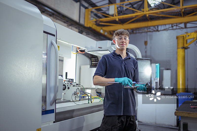 工程师在工程厂使用数控车床测量零件图片素材