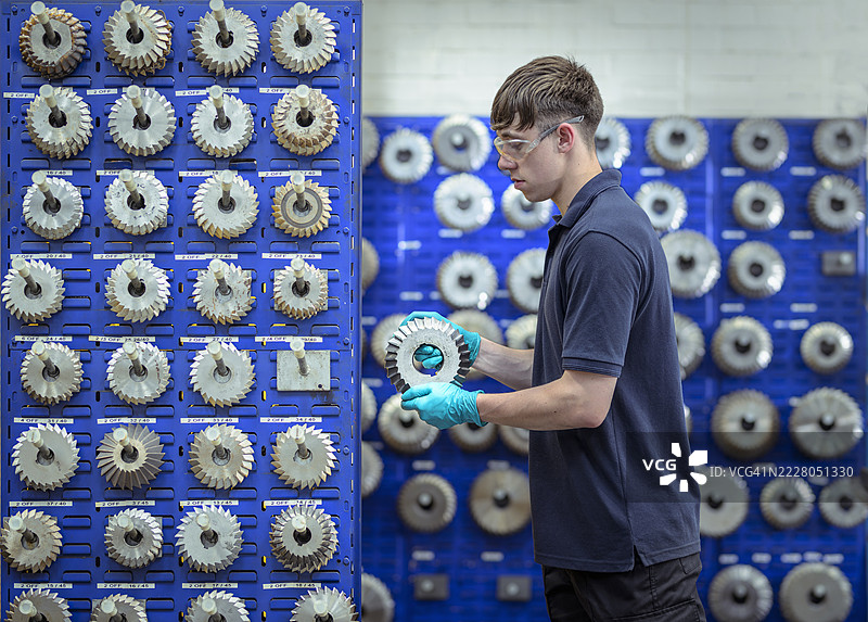 工程师在工程工厂中选择切削工具图片素材