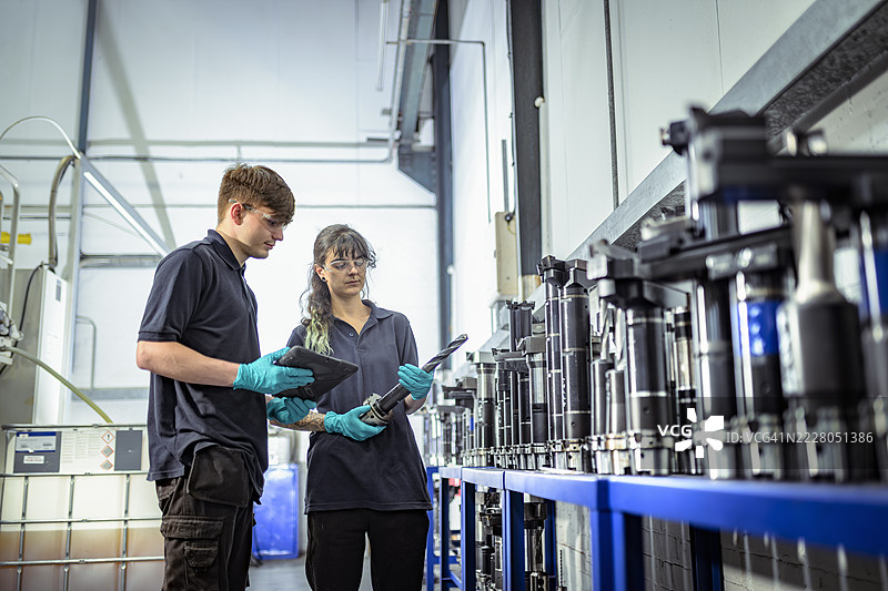 工程师在工程厂选择CNC车床的切削工具图片素材