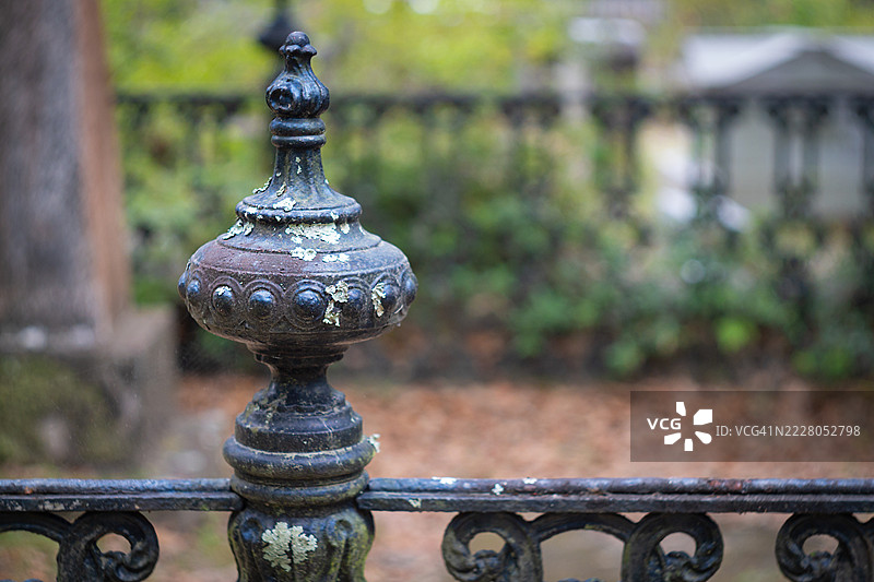 博纳文图尔公墓的古老锻铁围栏图片素材