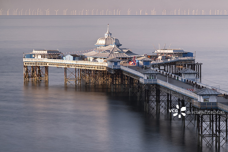 兰迪德诺码头和甘特摩尔海上风电场的风力涡轮机，兰迪德诺，康威县，北威尔士，英国图片素材