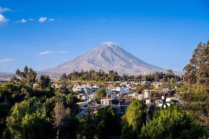 秘鲁阿雷基帕市令人惊叹的米斯蒂火山。图片素材