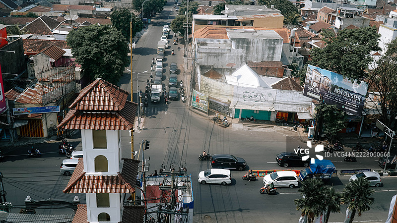 繁忙城市交叉口的高空视角图片素材