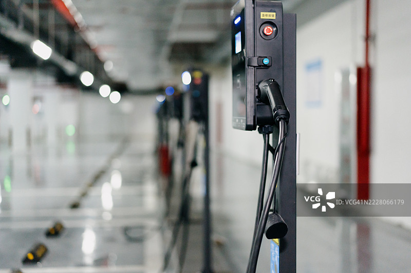 购物中心停车场的电动车充电站图片素材