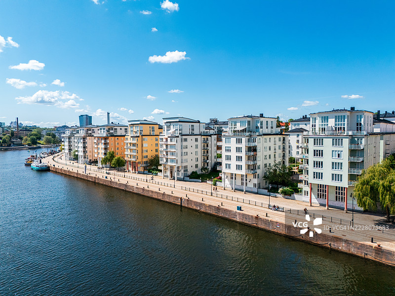 斯德哥尔摩海滨映衬着现代建筑和历史悠久的船只，阳光明媚。图片素材