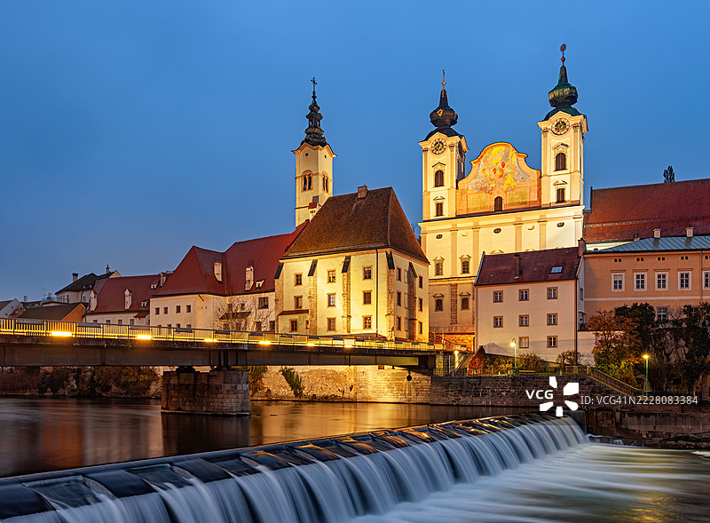 上奥地利斯泰尔市圣迈克尔教堂和老城区的夜景图片素材