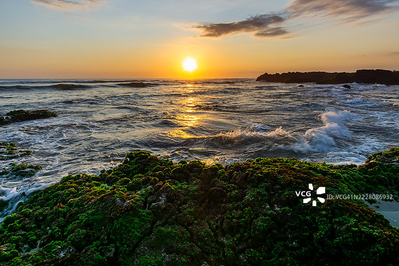 印度尼西亚巴厘岛昌古海滩的日落图片素材