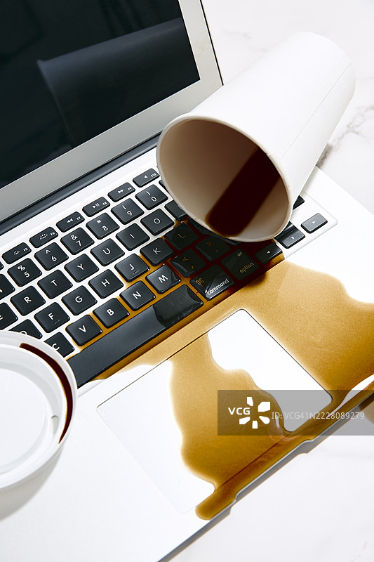笔记本电脑上洒了咖啡图片素材