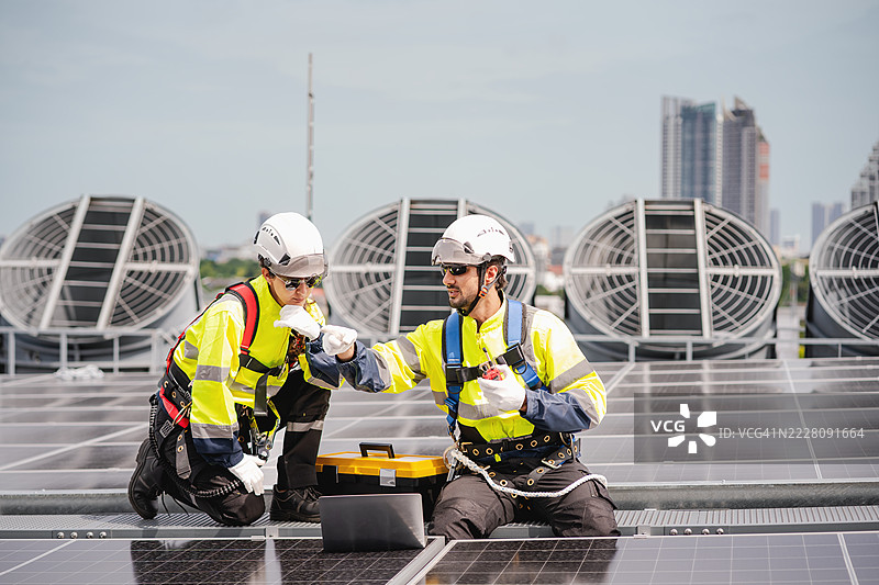 工程师和技术人员正在检查工厂屋顶太阳能电池板的安装，可再生能源，清洁能源图片素材