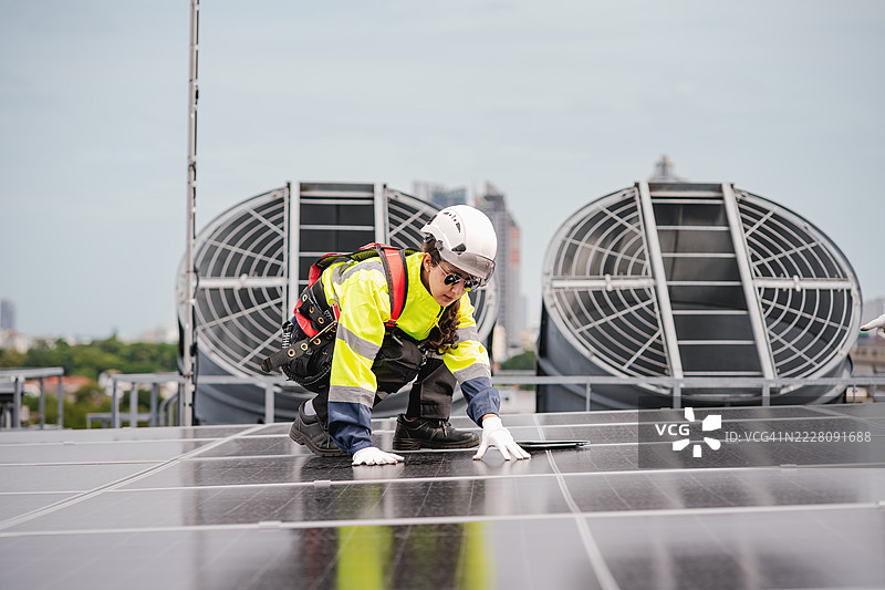 工程师和技术人员正在检查工厂屋顶太阳能电池板的安装，可再生能源，清洁能源图片素材