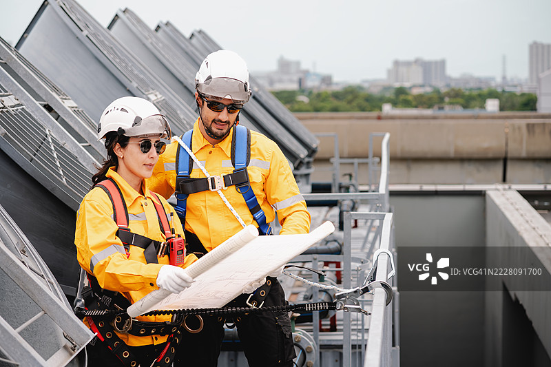维修技术员正在检查冷却塔系统。图片素材