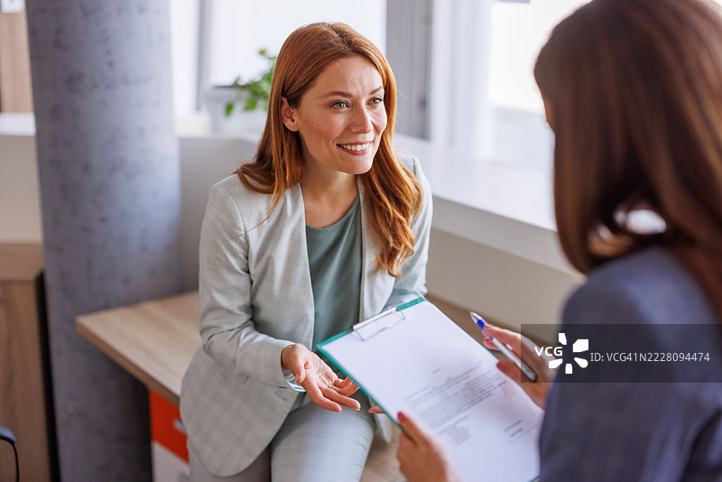 商务女性在办公室会议中交谈图片素材