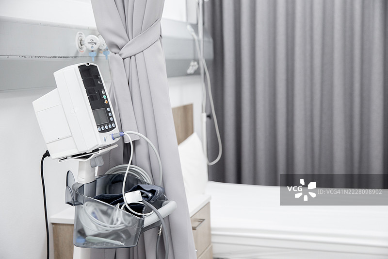 医院病房中的病人监护仪图片素材