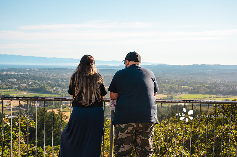 维多利亚的道格拉斯山上情侣的背影图片素材
