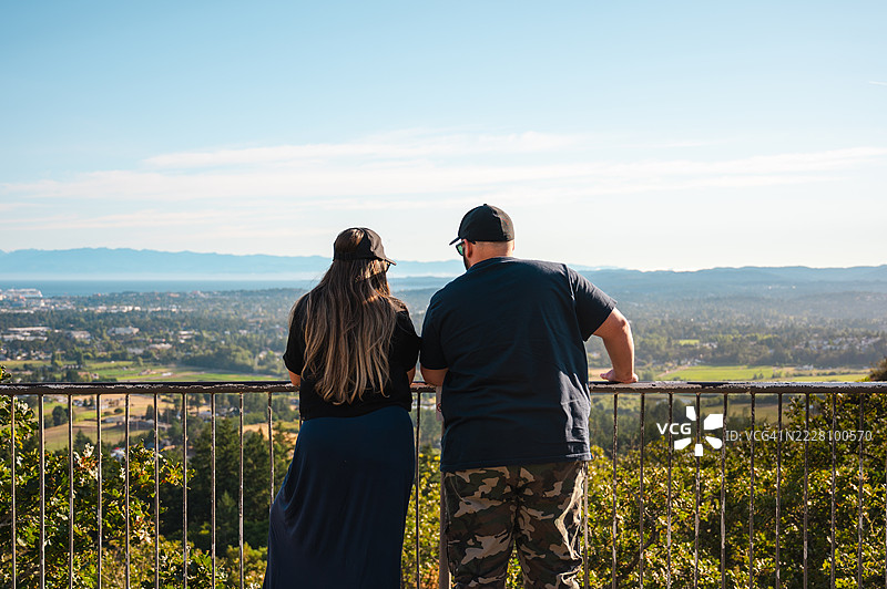 维多利亚的道格拉斯山上情侣的背影图片素材