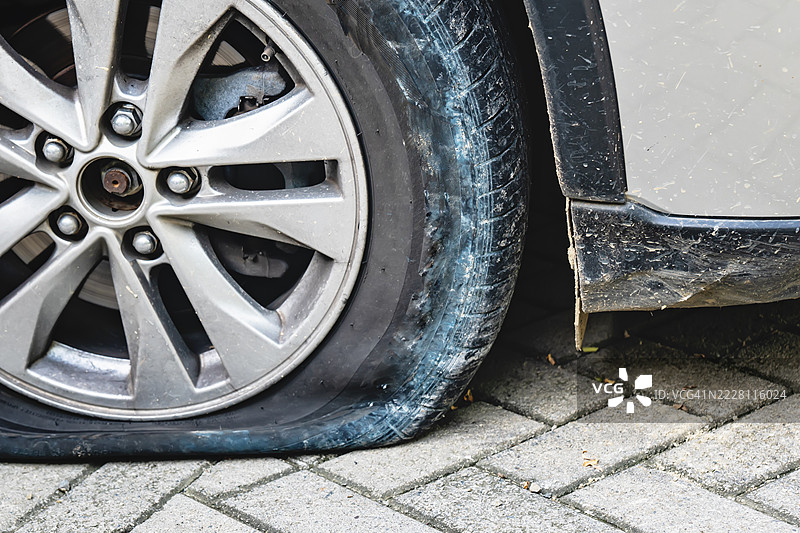 停放汽车的平胎图片素材