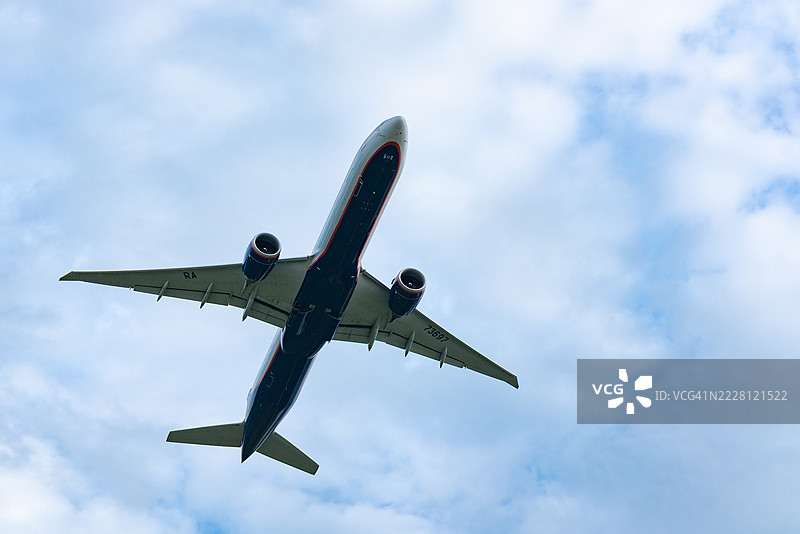 俄罗斯航空公司阿尔法航空的波音777-300ER客机在彼得罗巴甫洛夫斯克-堪察加至莫斯科谢列梅捷沃机场的航班中飞行图片素材