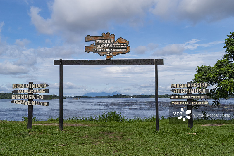 从圣加布里埃尔达卡乔埃拉的公园俯瞰，可以清晰地看到库里库里亚里山脉（美丽的沉睡者）。图片素材