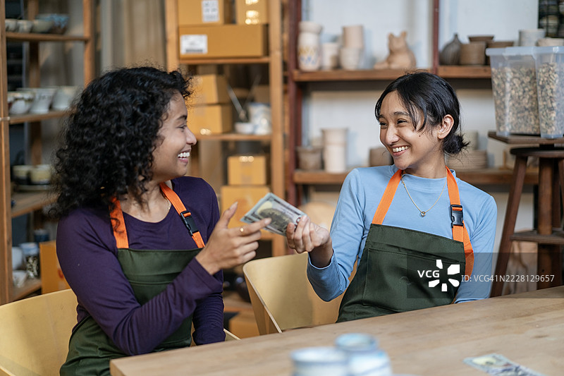 小企业伙伴在他们的商店里，生意兴隆图片素材