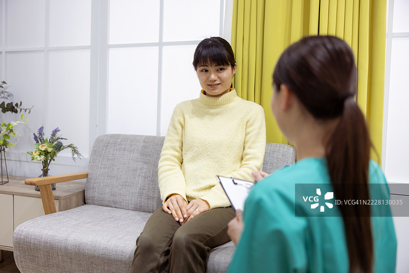 患者与医护人员在医院交谈图片素材