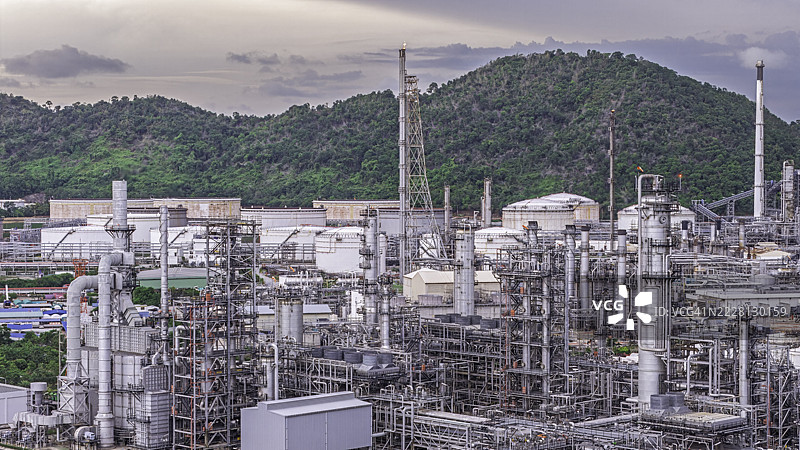 工厂的油炼制厂鸟瞰图。图片素材