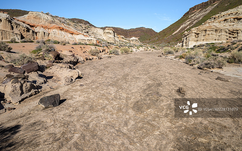 莫哈维沙漠中的沙质冲刷和侵蚀悬崖图片素材