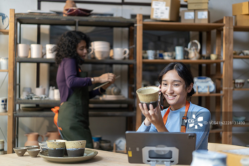 小企业主通过智能手机接受客户的新订单图片素材