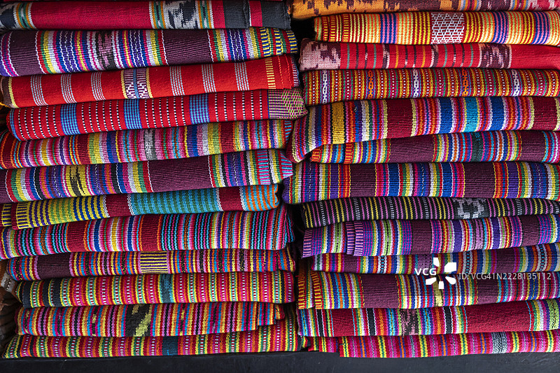 多彩的纺织品图案，东帝汶的泰斯市场图片素材