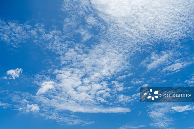 高积云在蓝天中形成惊艳的纹理图片素材