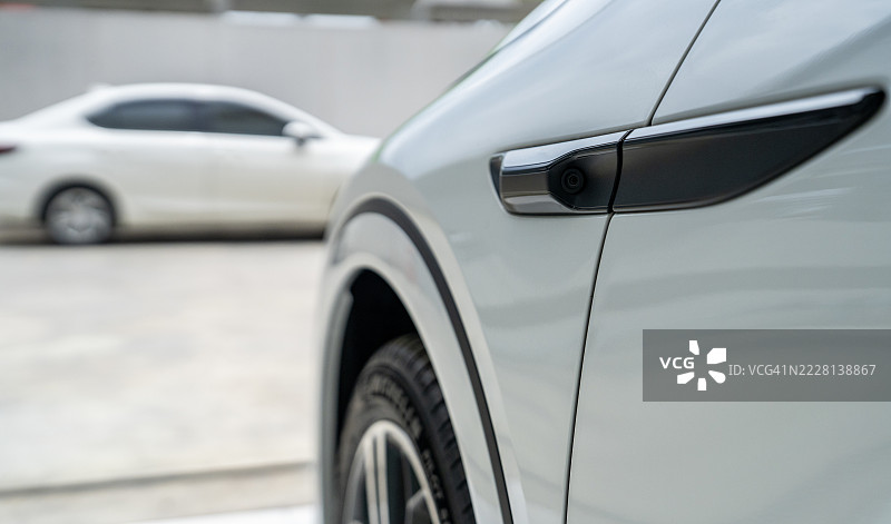 现代白色汽车侧面的相机特写图片素材