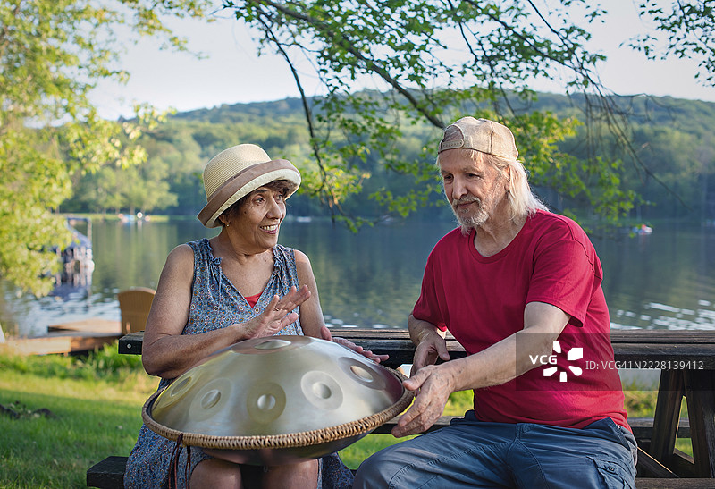 老搭档在波科诺湖度假村享受音乐爱好。图片素材