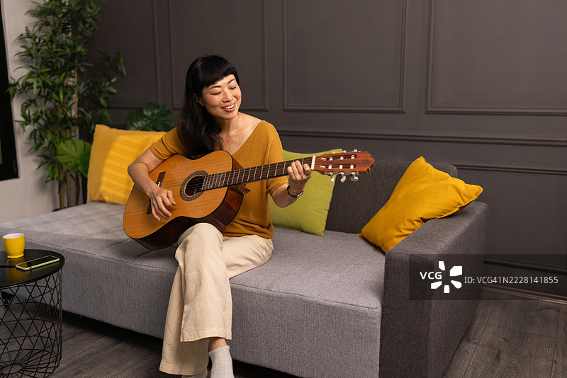 在家享受最喜欢的音乐放松时光图片素材